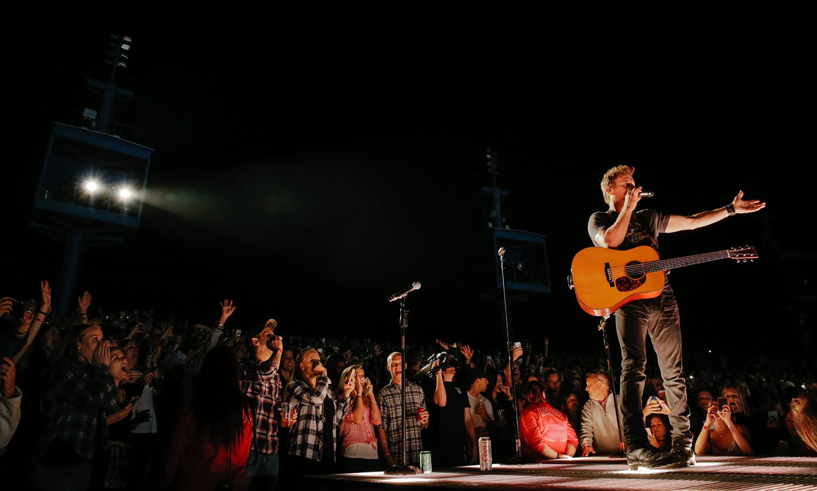 Country Superstar Dierks Bentley's 2016 SOMEWHERE ON A BEACH TOUR Rocks Sold-Out Venues with Meyer Sound LEO and LYON System