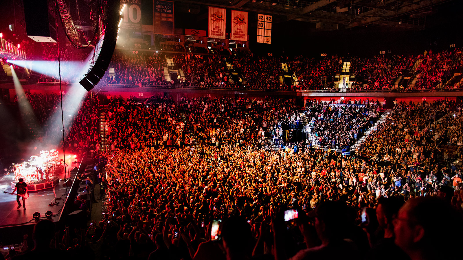 Mohegan Sun Shines with Meyer Sound LYON Arena System