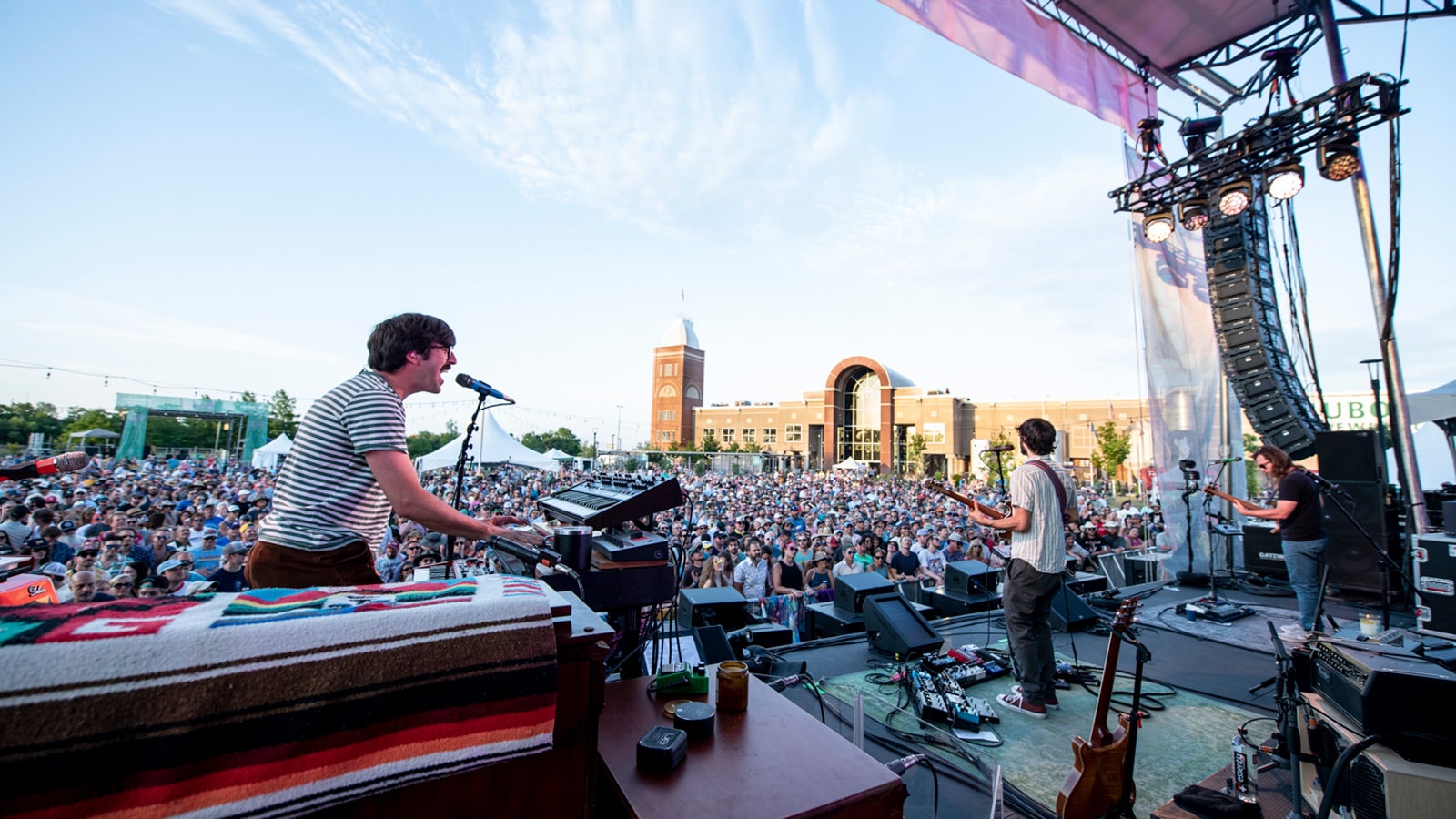 Goose performing on the Daze Between Stage