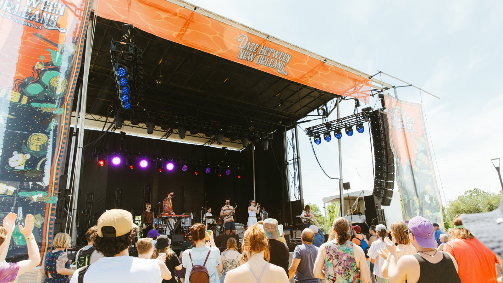 Melt performing on the Daze Between Stage