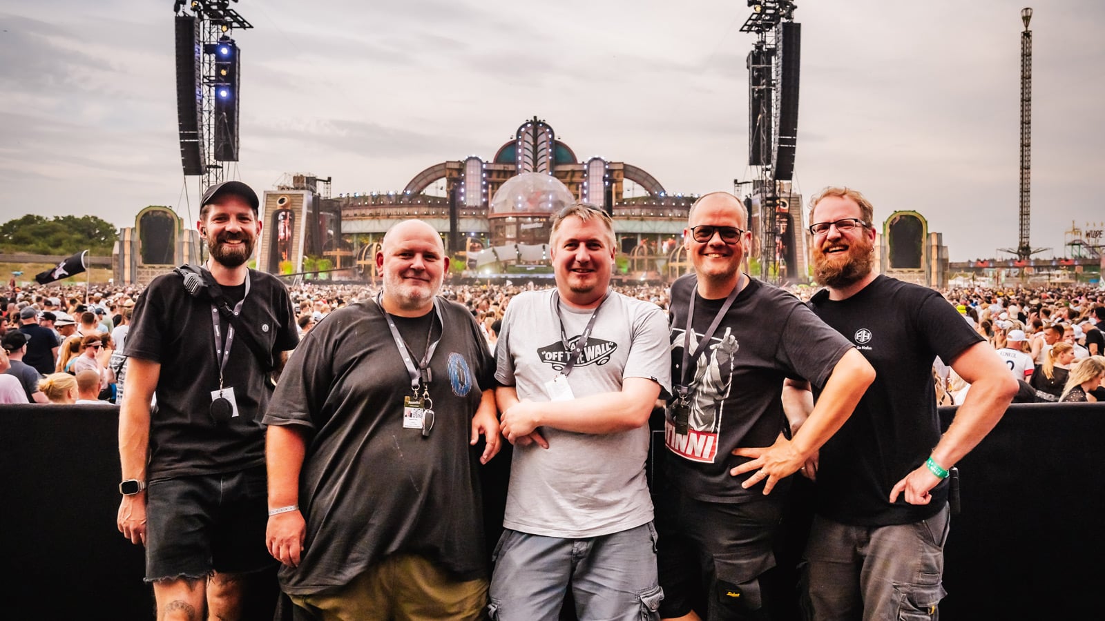 (L-R): FOH/System Engineer Daniel Reitemeyer, System Engineer Matthias Pelz,
FOH Engineer Sebastian Mill, Meyer Sound Senior Technical Support & Education Specialist Merlijn van
Veen, PA Tech Felix Hahn