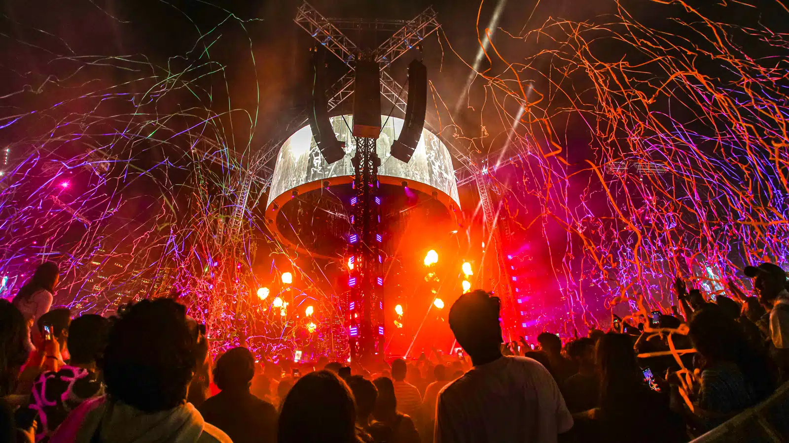  Ed Sheeran’s “+ – = ÷ x” (“Mathematics”) Tour show at Mahalaxmi Race
Course in Mumbai, India